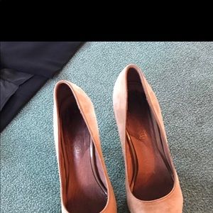 Nude pumps